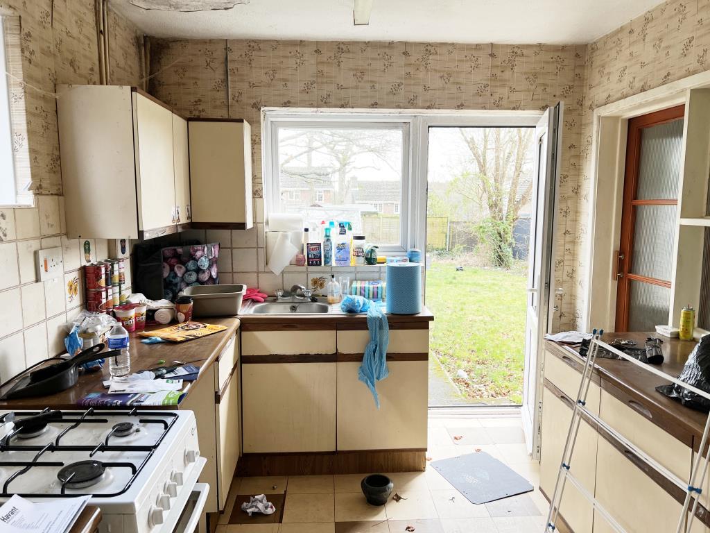 Lot: 139 - DETACHED THREE-BEDROOM CHALET BUNGALOW IN NEED OF IMPROVEMENT - Kitchen with view to garden